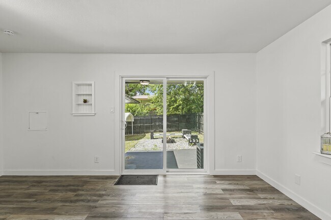 Building Photo - 3423 W Clarendon Dr