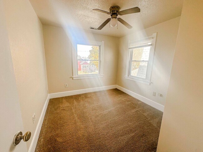 Building Photo - Three bedroom home available for move in. Well kept, clean, and ready to go!