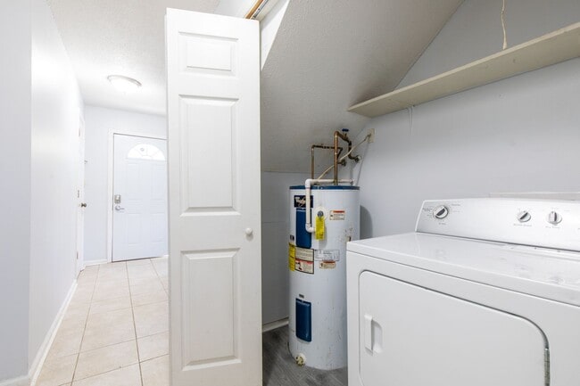 Building Photo - 3 bed 2.5 bsth