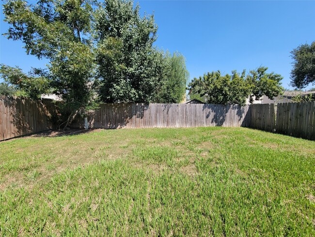 Building Photo - 5746 Roehampton Ct