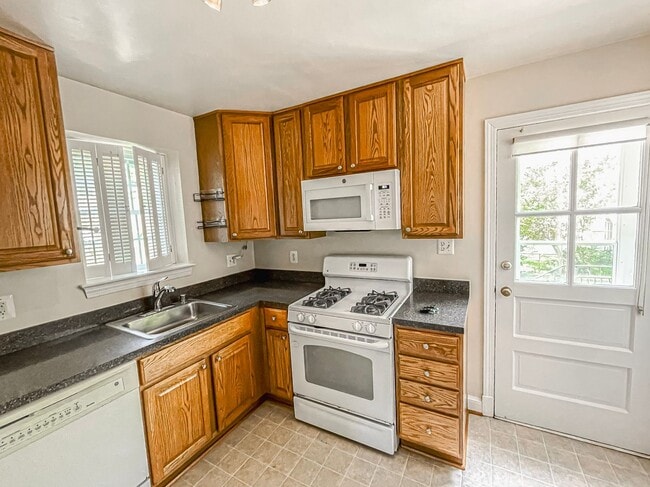 Building Photo - Classic 3 Bedroom 1.5 Bathroom Colonial In...
