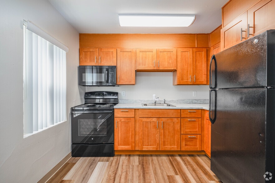 3BR, 1BA - 950SF - Kitchen - Lake Washington Apartments