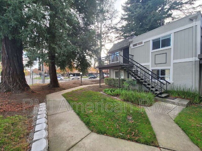 Primary Photo - 102 Luna Grande Cir