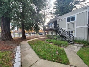 Building Photo - 102 Luna Grande Cir