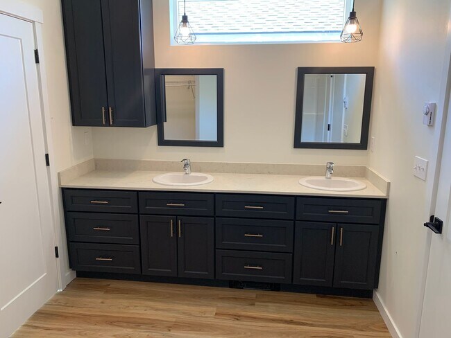Building Photo - Newer Home for Lease!