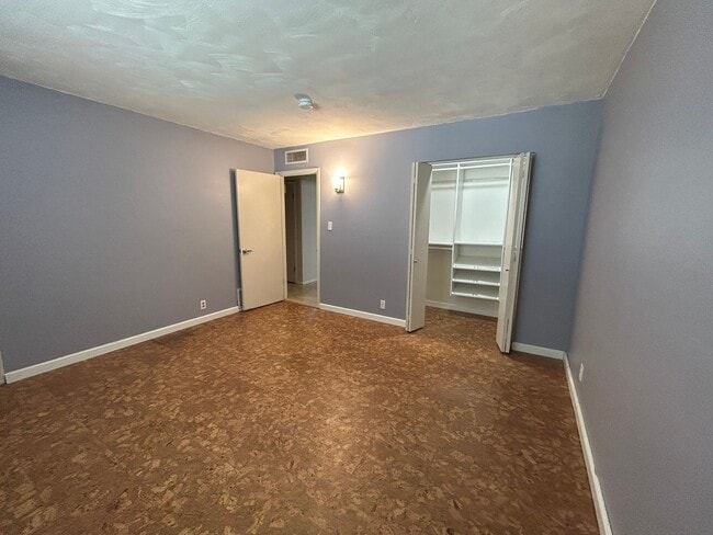 Building Photo - 4 Bedroom 3 Bathroom Parkway Manor 2 Home