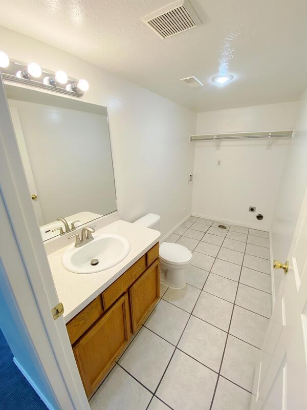 Building Photo - 707 600 W