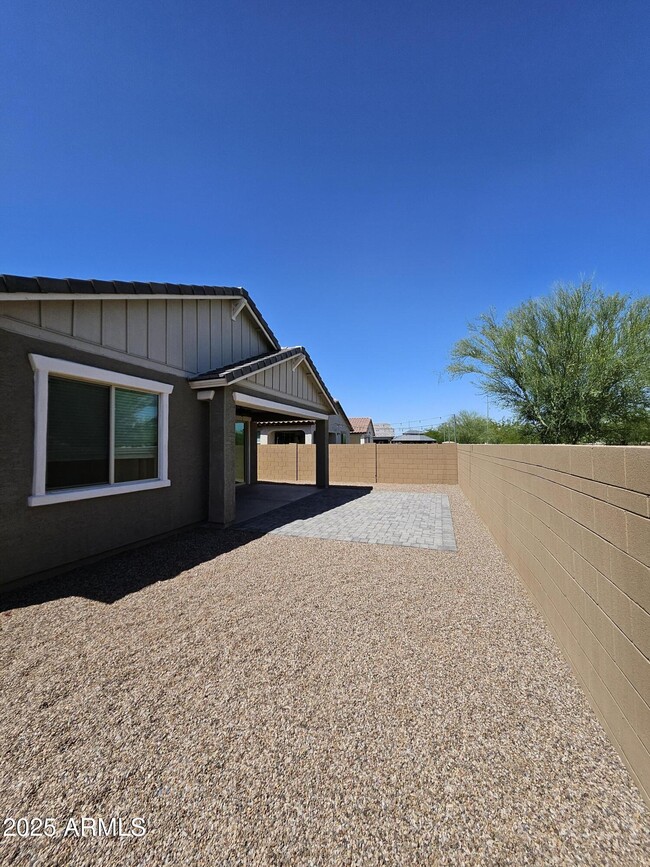 Building Photo - 10756 W Hadley St