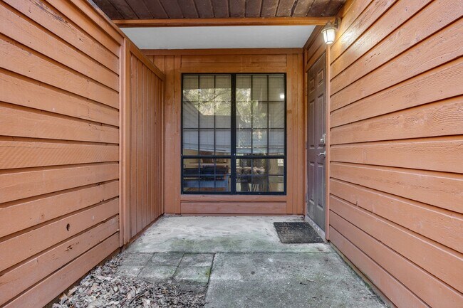 Building Photo - this well-maintained townhome features 2 bedrooms and 2 bathrooms