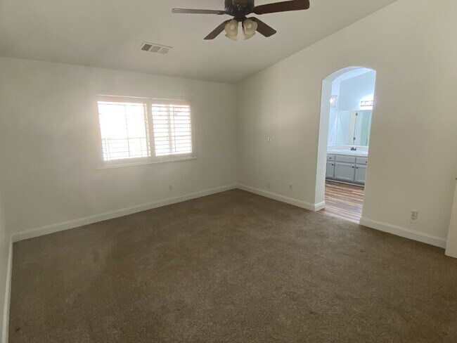 Building Photo - 4 Bed, 2 Bath beautiful home with pool