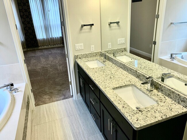 Building Photo - Gorgeous 5 bedroom home. Spacious and Elegant!