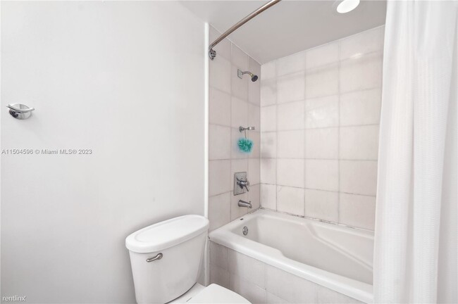 Building Photo - 2 br, 2 bath Condo - 6362 Collins Avenue, ...