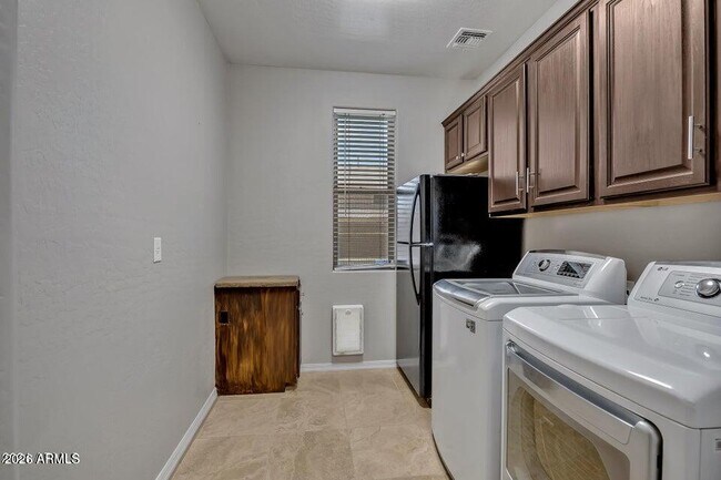 Building Photo - 2717 E Teakwood Pl