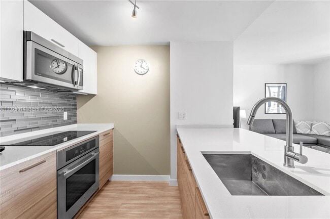 Building Photo - 1300 Brickell Bay Dr