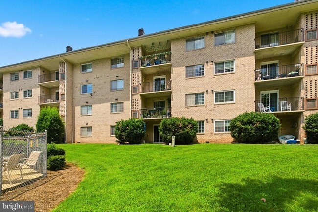 Building Photo - 1521 Colonial Dr