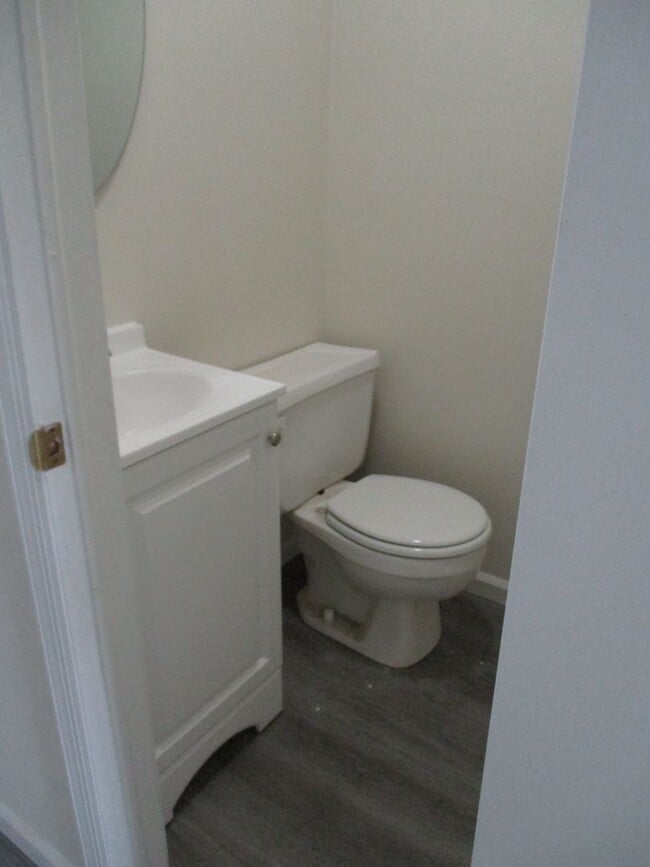 Building Photo - 3 Bedroom Townhouse to call home!