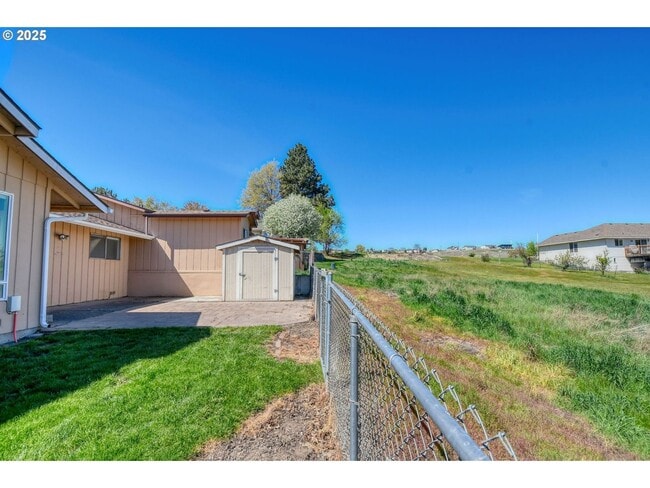 Building Photo - Charming 3 Bedroom Home