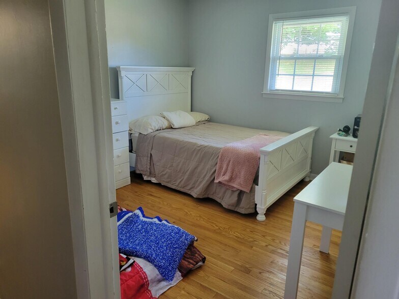 bedroom 1 - 508 Longview Dr