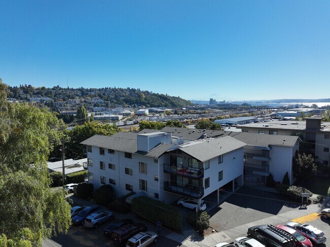 Building Photo - 2562 Thorndyke Ave W