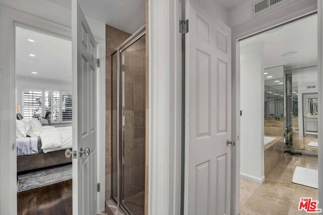 Building Photo - 11745 Montana Ave