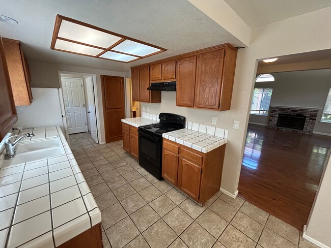 Building Photo - Spacious 4 Bedroom 2.5 Bath Home Antioch