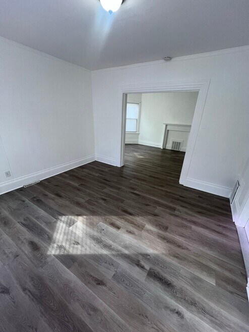 Building Photo - 51 Glenham St