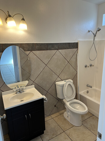 Full bathroom 1 - 2225 E Tyler Ave