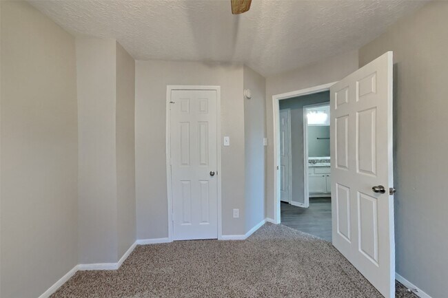 Building Photo - 20402 Avery Point Dr