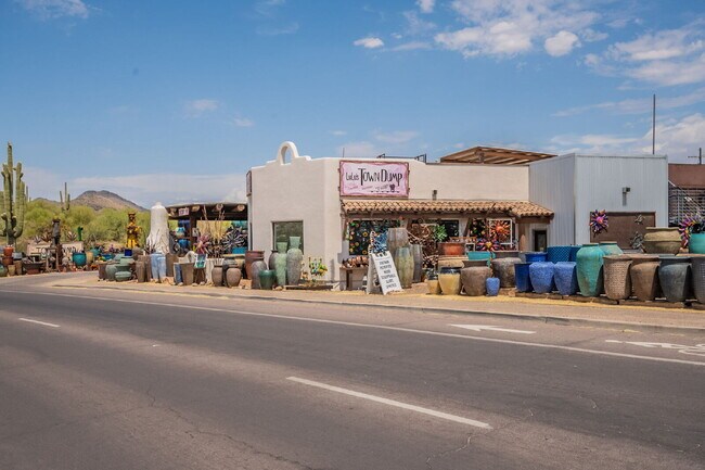 Building Photo - Downtown Cave Creek Patio Homes!