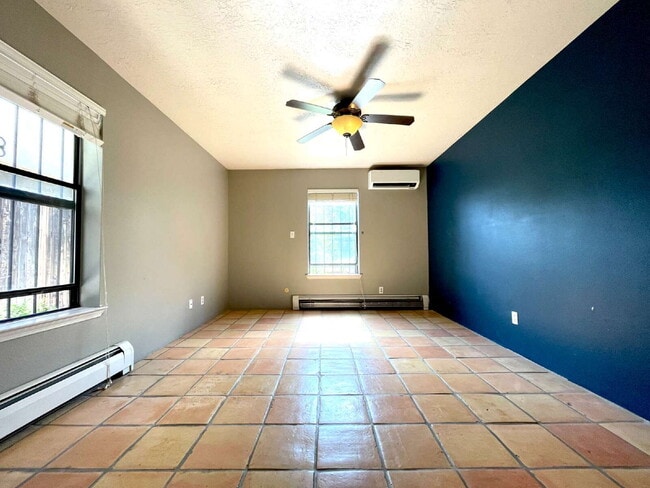 Building Photo - Nob Hill! 2bd/1ba/1CG Gorgeous!