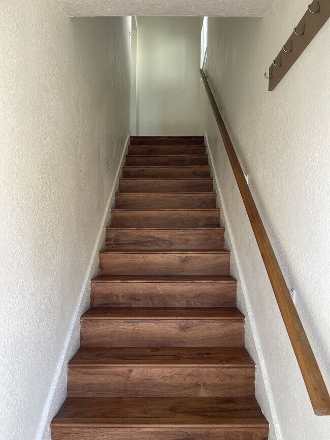 Building Photo - Large Upper 1 Bedroom 1 Bath in Long Beach!