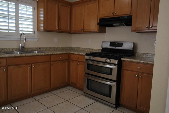 Building Photo - 9145 Begonia Pl