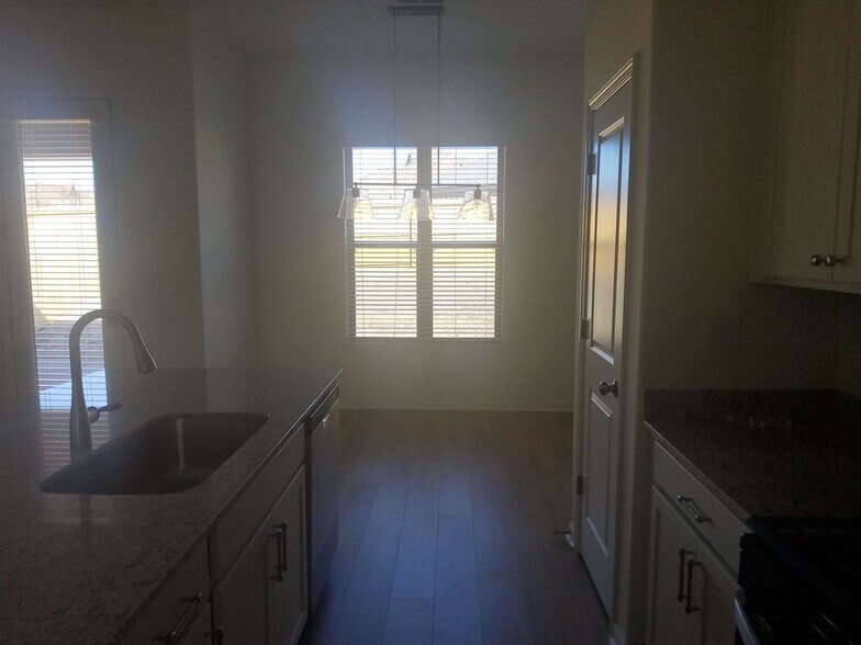 Building Photo - 360 Green Willow Dr