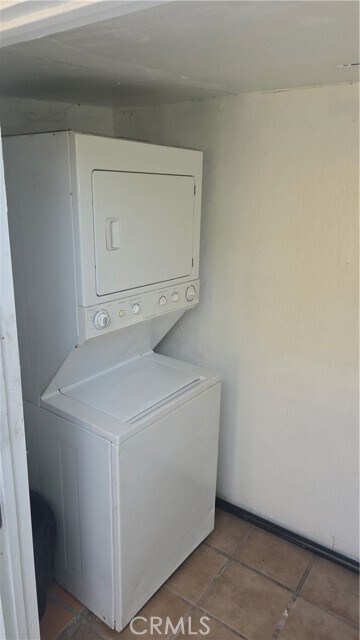 Building Photo - 6179 Oak Crest Way