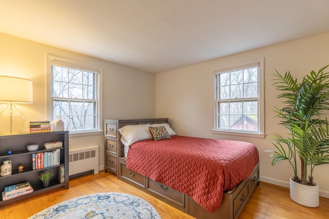 Building Photo - Bright and Beautiful 4 Bedroom Colonial