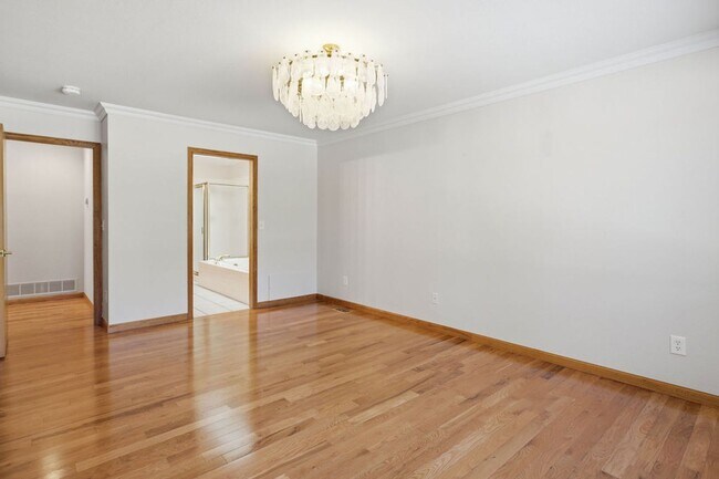 Building Photo - 4 Bedroom 3 Bathroom Duplex in Emerald Glen