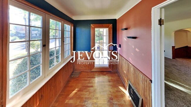 Building Photo - $895 Rent Credit - Charming 3-bedroom home with washer and dryer, an equipped kitchen, and nearby...