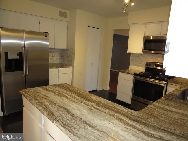 Building Photo - 30 Kings Grant Rd