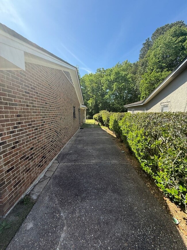 Building Photo - ** 2 Bed 2 Bath located by Trenholm State ** Call 334-366-9198 to schedule a self tour