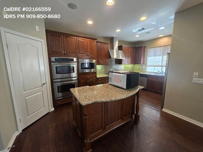 Building Photo - Irvine 4 Bedroom Home