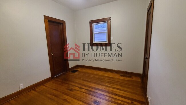 Building Photo - Two Bedroom House | Front Porch | Detached...