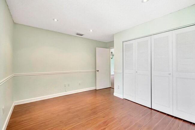 Building Photo - 351 Club Cir