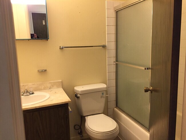 Building Photo - Convenient Sparks Location  with Pool and ...