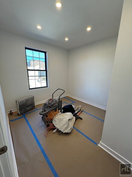 Building Photo - 31 AVENUE