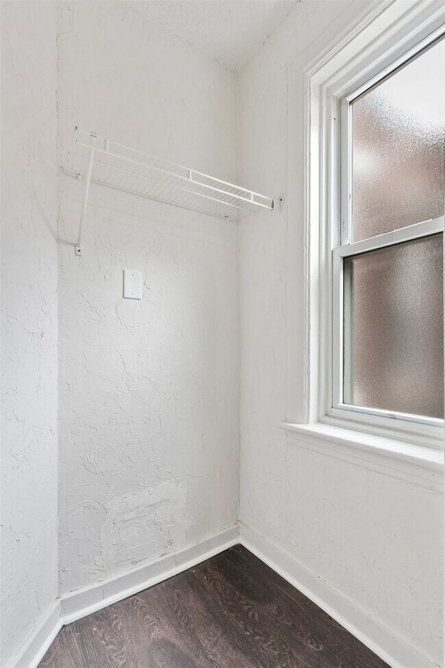 Building Photo - Bright 2 Bedroom, 1.5 Bath Home in Allison Hill!