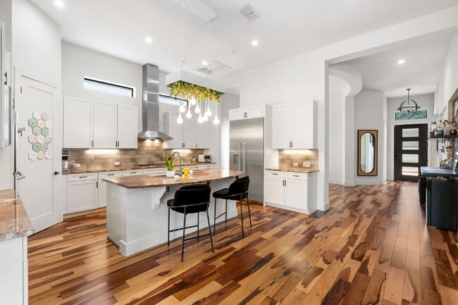 Building Photo - Modern Oasis in Bouldin Creek