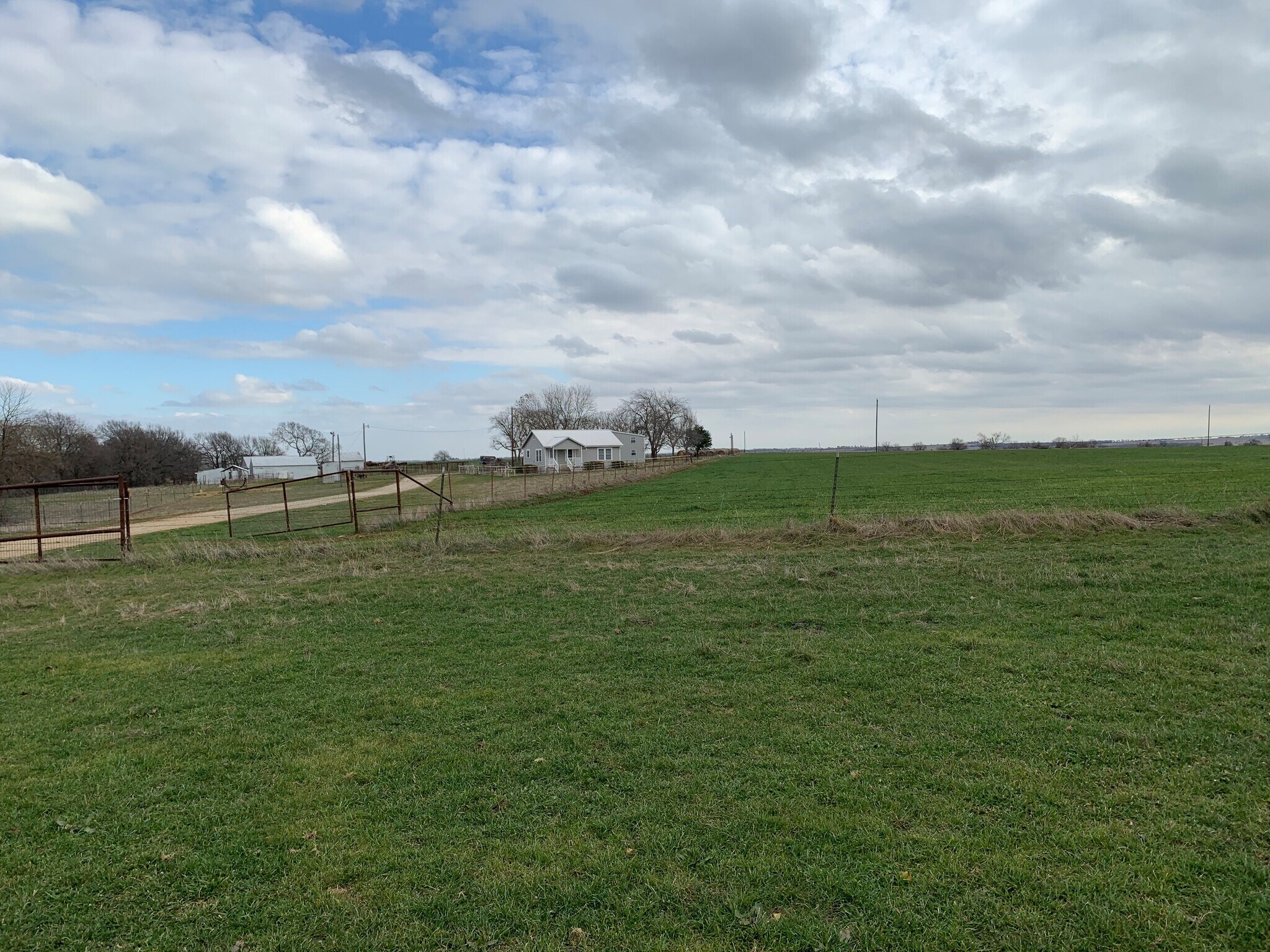 Secluded, quiet farmhouse. - 2686 FM 1198