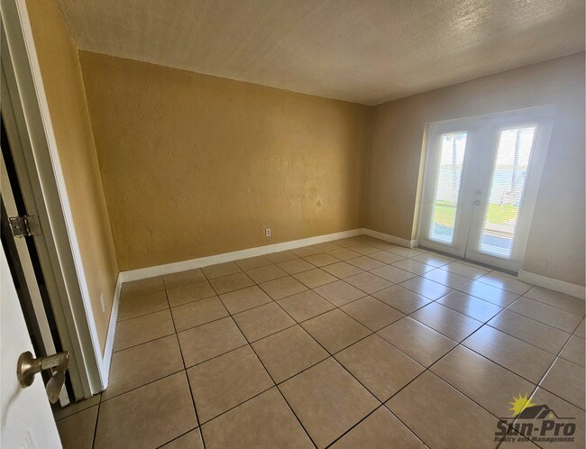 Building Photo - 900 S Peninsula Dr