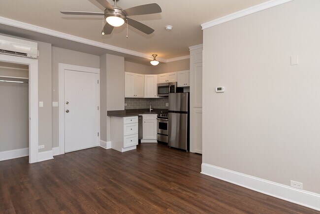 Building Photo - 817 W Lakeside Pl