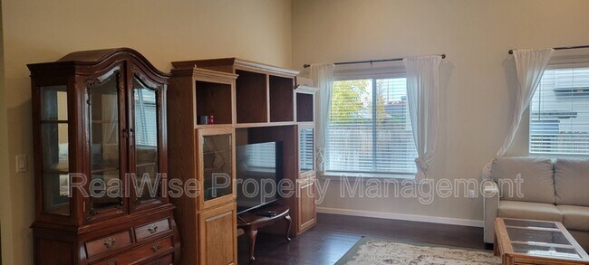 Building Photo - 108 SW Little Meadow Ln